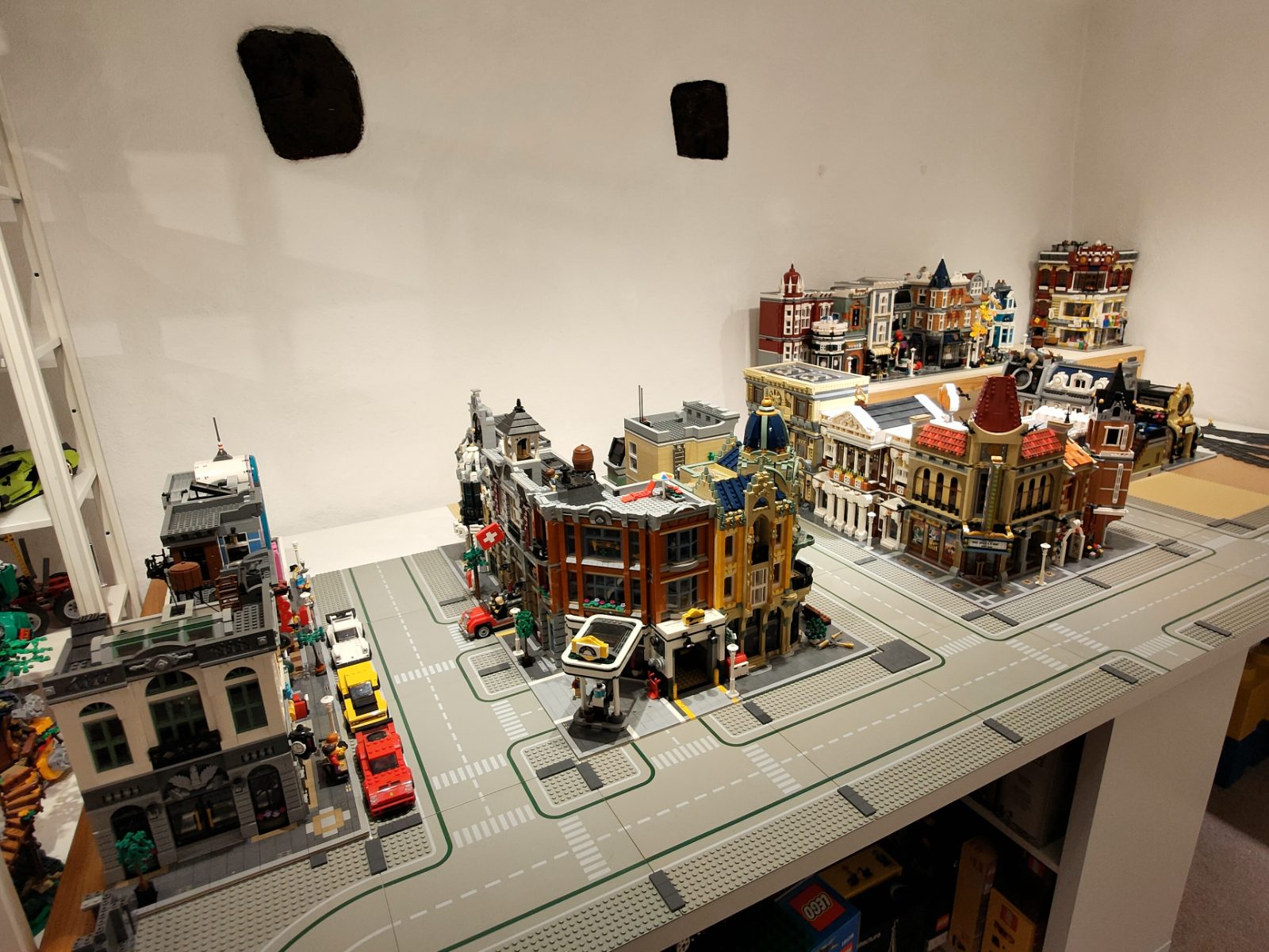 Blick in den Galerieraum mit langer Bauplatte