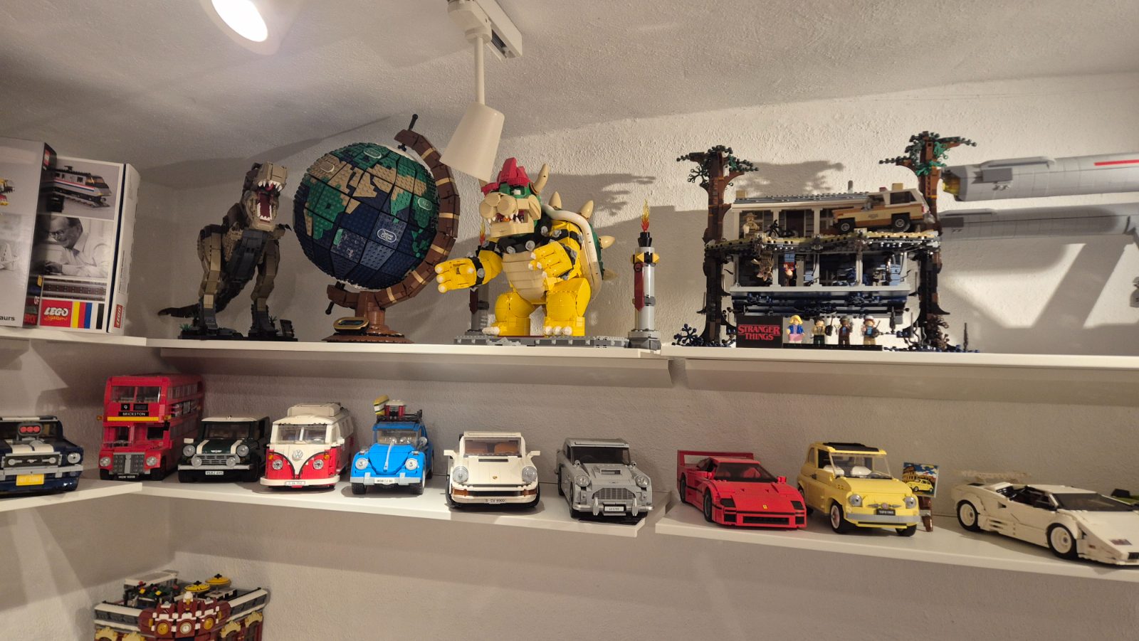 Regal mit gebauten Autos