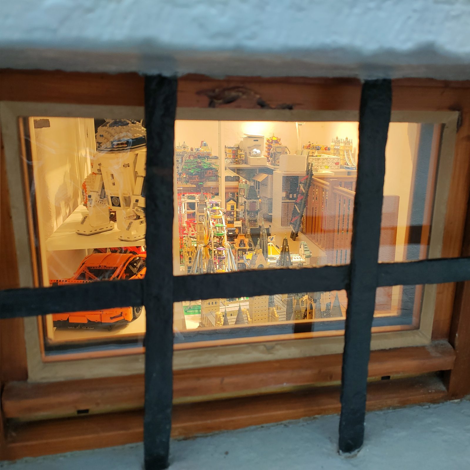Blick durch das Schaufenster des Glemmbaustai in der Basler Altstadt