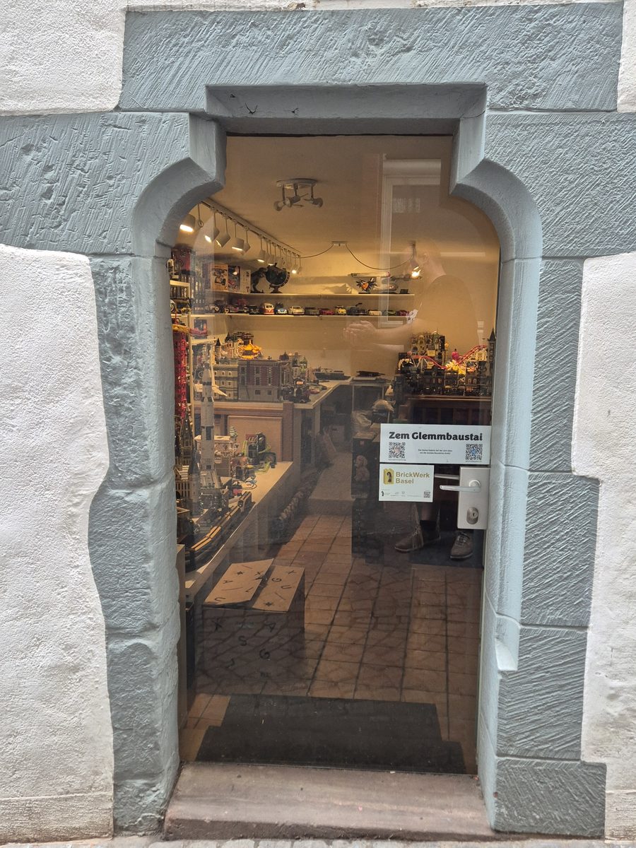 Blick durch die verglaste Tür in die Galerie
